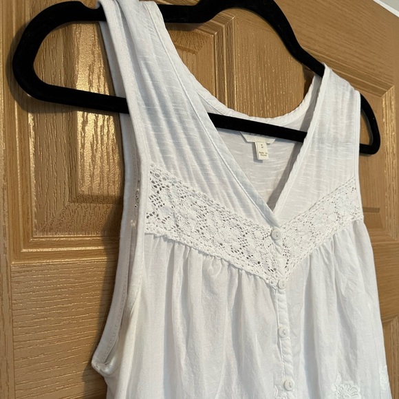 Adiva Women's Sleeveless Floral Lace Flowy Blouse - Picture 3 of 9